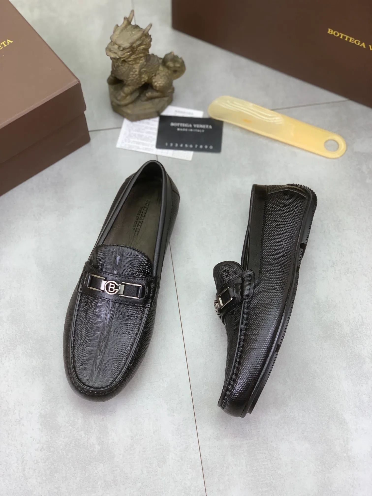 Men's men's shoes 💰p420 [New model] Water-dyed cow leather 💰High-quality business beanie shoes 💎💎💎 bottega veneta official website synchronizes the latest top version of bv in the market, accepts material comparison, shoe type comparison, process comparison, practical and textured, versatile and suitable for any occasion, the more you look at it, the more it tastes. Purely hand-woven craftsmanship - Upper material, ostrich pattern calfskin imported from Italy - High-quality water-dyed cowhide inside - Original private model customized outsole - Size: 39-44 (38 45 can be customized) Color: black or brown optional